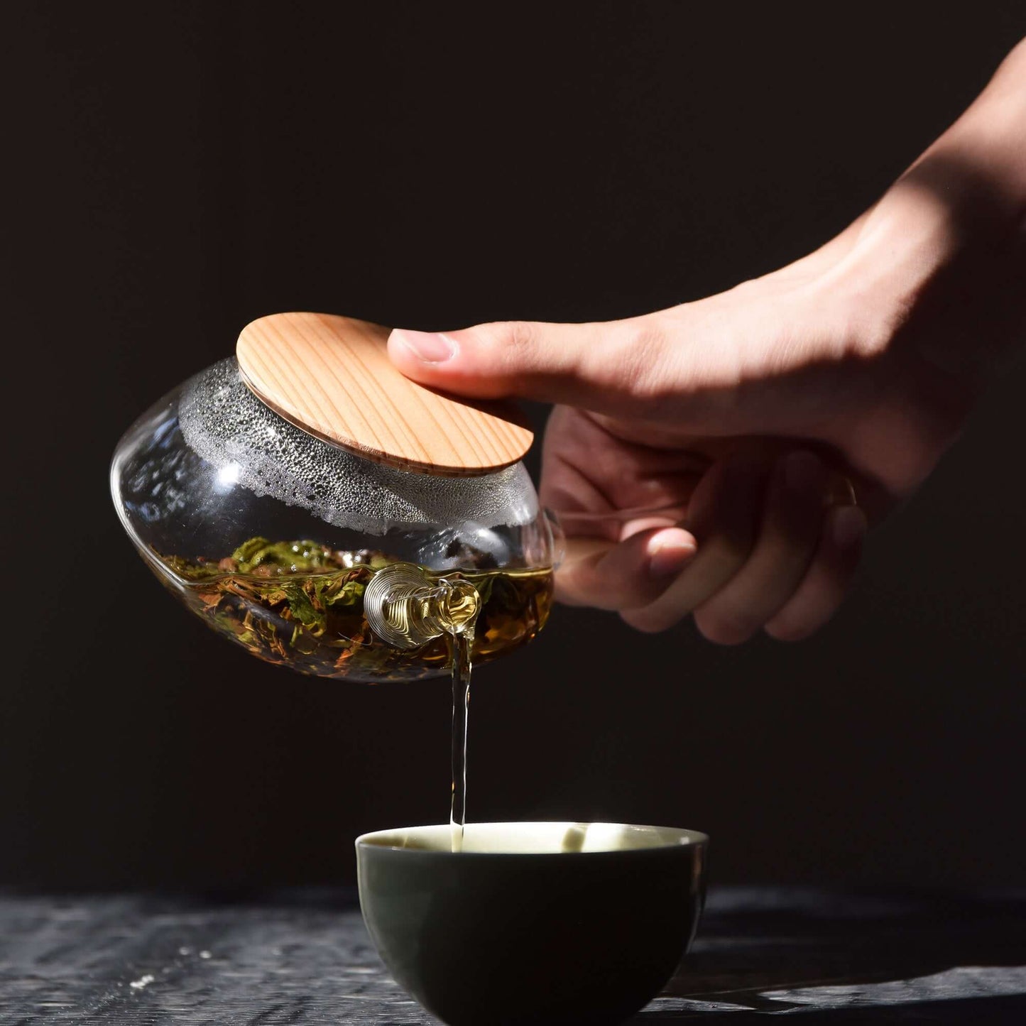 O., Théière en verre Couvercle en bois